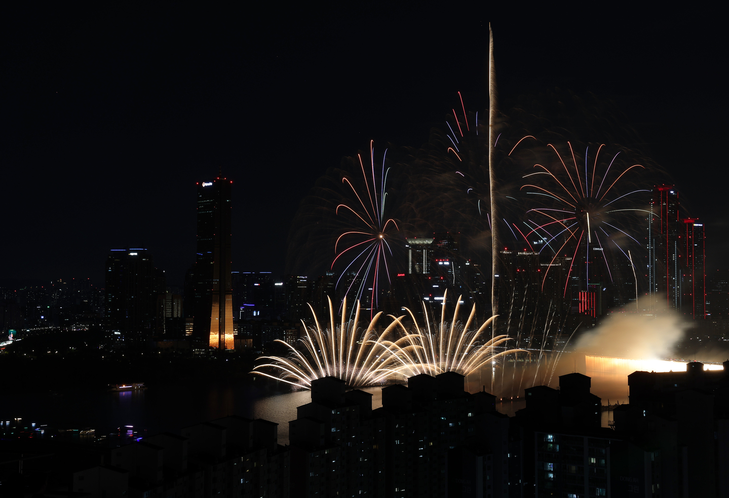 Colorful fireworks fill the Seoul night sky on Sept. 27 during the annual Seoul International Fireworks Festival held in Yeouido, western Seoul. [YONHAP]