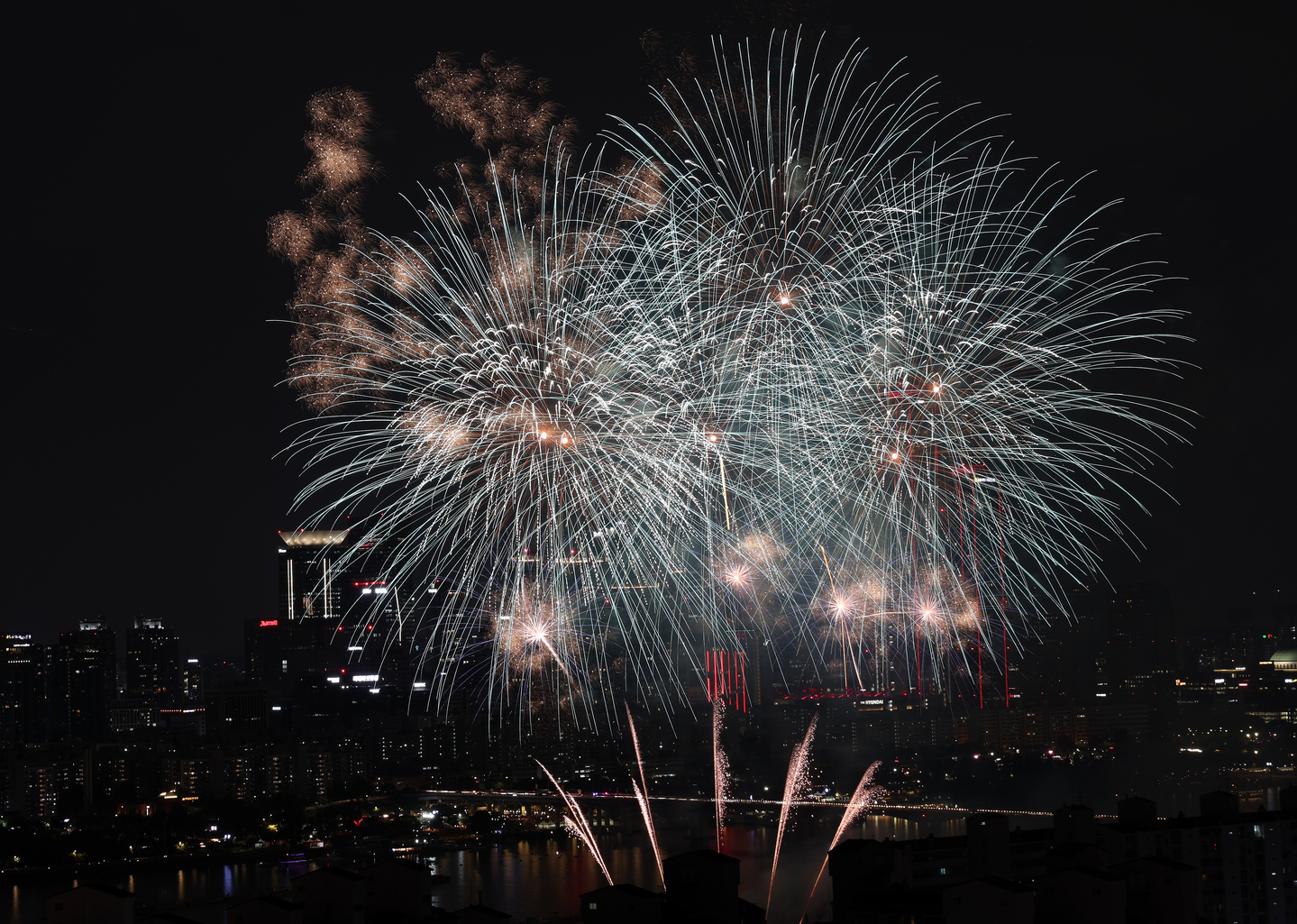 Colorful fireworks fill the Seoul night sky on Sept. 27 during the annual Seoul International Fireworks Festival held in Yeouido, western Seoul. [YONHAP]