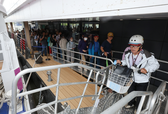 Passengers board the Hangang Bus at Jamsil Dock in Songpa District, southern Seoul on Sept. 18. [YONHAP] 
