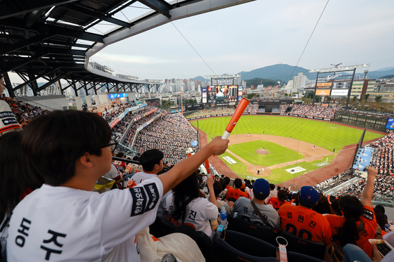 Fans watch a KBO game between the Hanwha Eagles and LG Twins at Daejeon Hanwha Life Ballpark in Daejeon on Sept. 27. [YONHAP] 