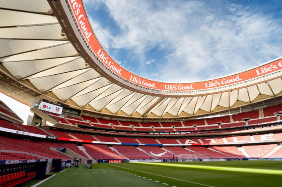 LG Electronics on Sept 28 announced that it has supplied a massive ribbon board to the home stadium of Spanish professional football club Atlético Madrid. This photo shows the digital signage, including the large ribbon boards installed at the top tier and center of the stands, as well as the scoreboard at Estadio Cívitas Metropolitano. [YONHAP]