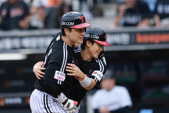 Park Dong-won of the LG Twins, left, celebrates with teammate Gu Bon-hyeok after hitting a two-run home run against the Hanwha Eagles during the clubs' Korea Baseball Organization regular-season game at Daejeon Hanwha Life Ballpark in Daejeon on Sept. 27. [YONHAP] 