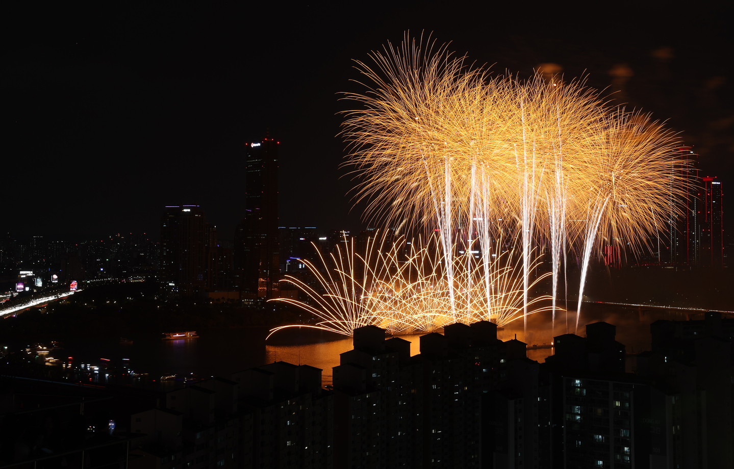 Colorful fireworks fill the Seoul night sky on Sept. 27 during the annual Seoul International Fireworks Festival held in Yeouido, western Seoul. [YONHAP]
