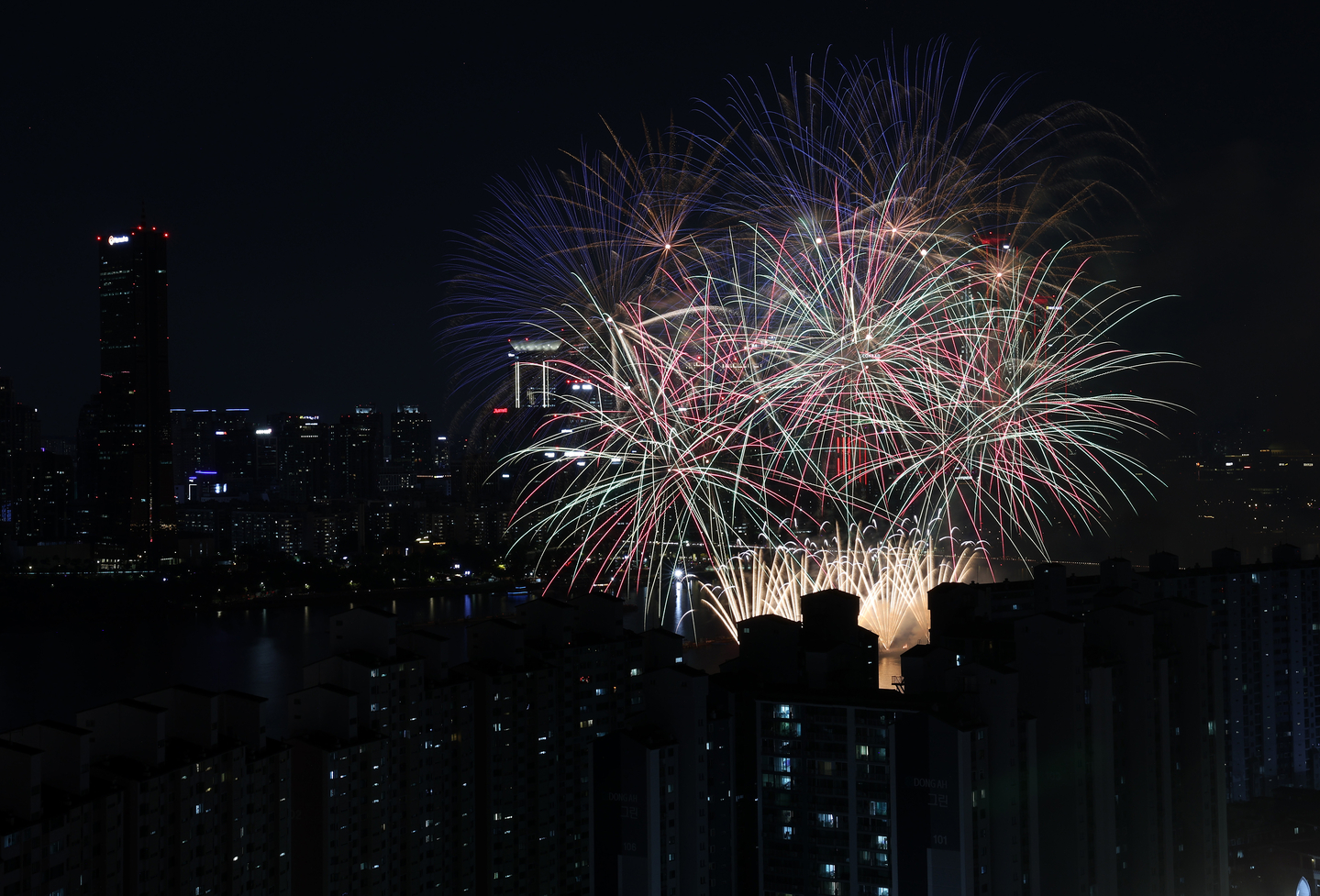 Colorful fireworks fill the Seoul night sky on Sept. 27 during the annual Seoul International Fireworks Festival held in Yeouido, western Seoul. [YONHAP]