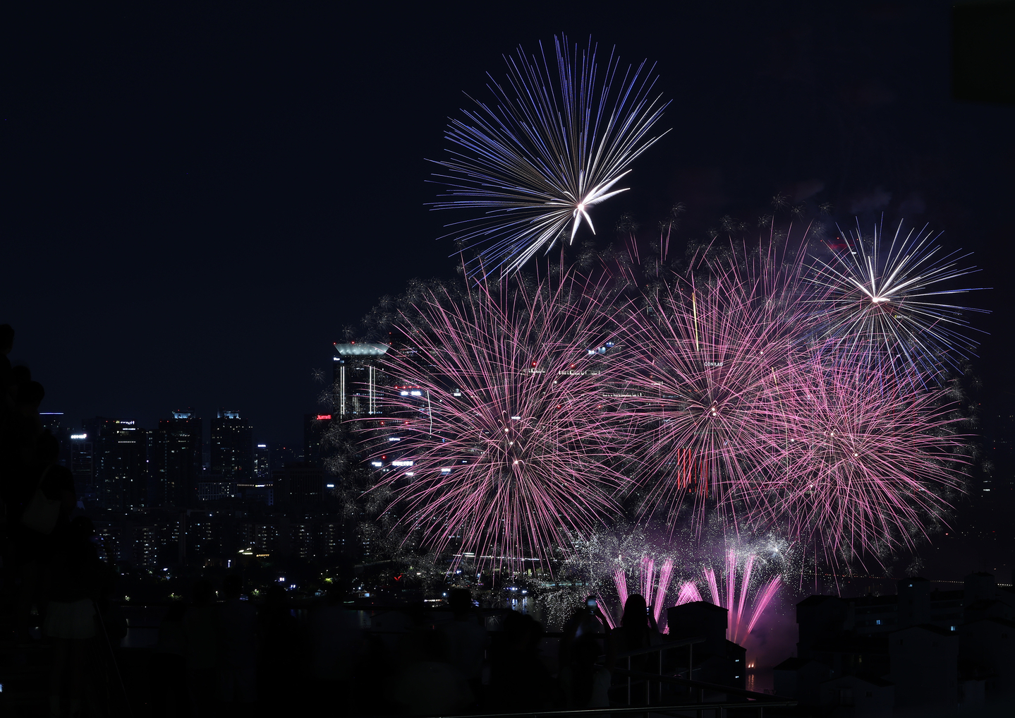 Colorful fireworks fill the Seoul night sky on Sept. 27 during the annual Seoul International Fireworks Festival held in Yeouido, western Seoul. [YONHAP]