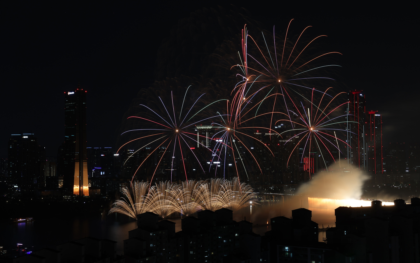 Colorful fireworks fill the Seoul night sky on Sept. 27 during the annual Seoul International Fireworks Festival held in Yeouido, western Seoul. [YONHAP]