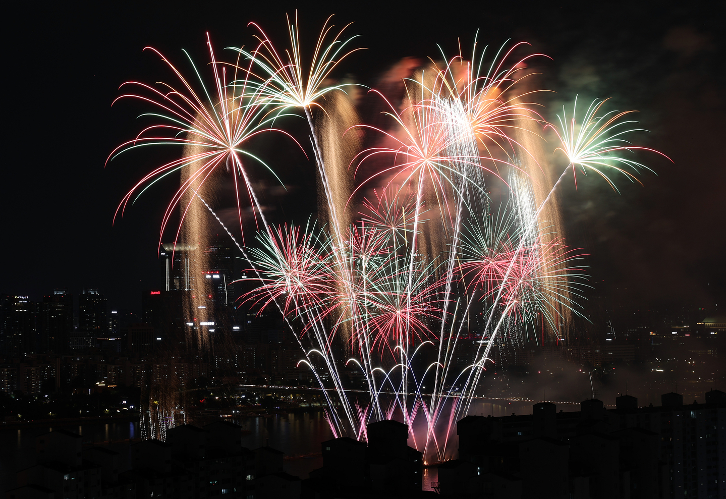 Colorful fireworks fill the Seoul night sky on Sept. 27 during the annual Seoul International Fireworks Festival held in Yeouido, western Seoul. [YONHAP]