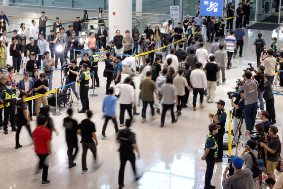 More than 300 Korean workers arrive at Incheon International Airport in this photo taken on Sept. 12 after a weeklong detention by U.S. immigration authorities in Georgia. [KIM KYOUNG-ROK]