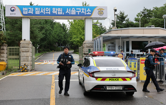 Police stand guard in front of the Seoul Detention Center in Uiwang, Gyeonggi, on July 15. [YONHAP]