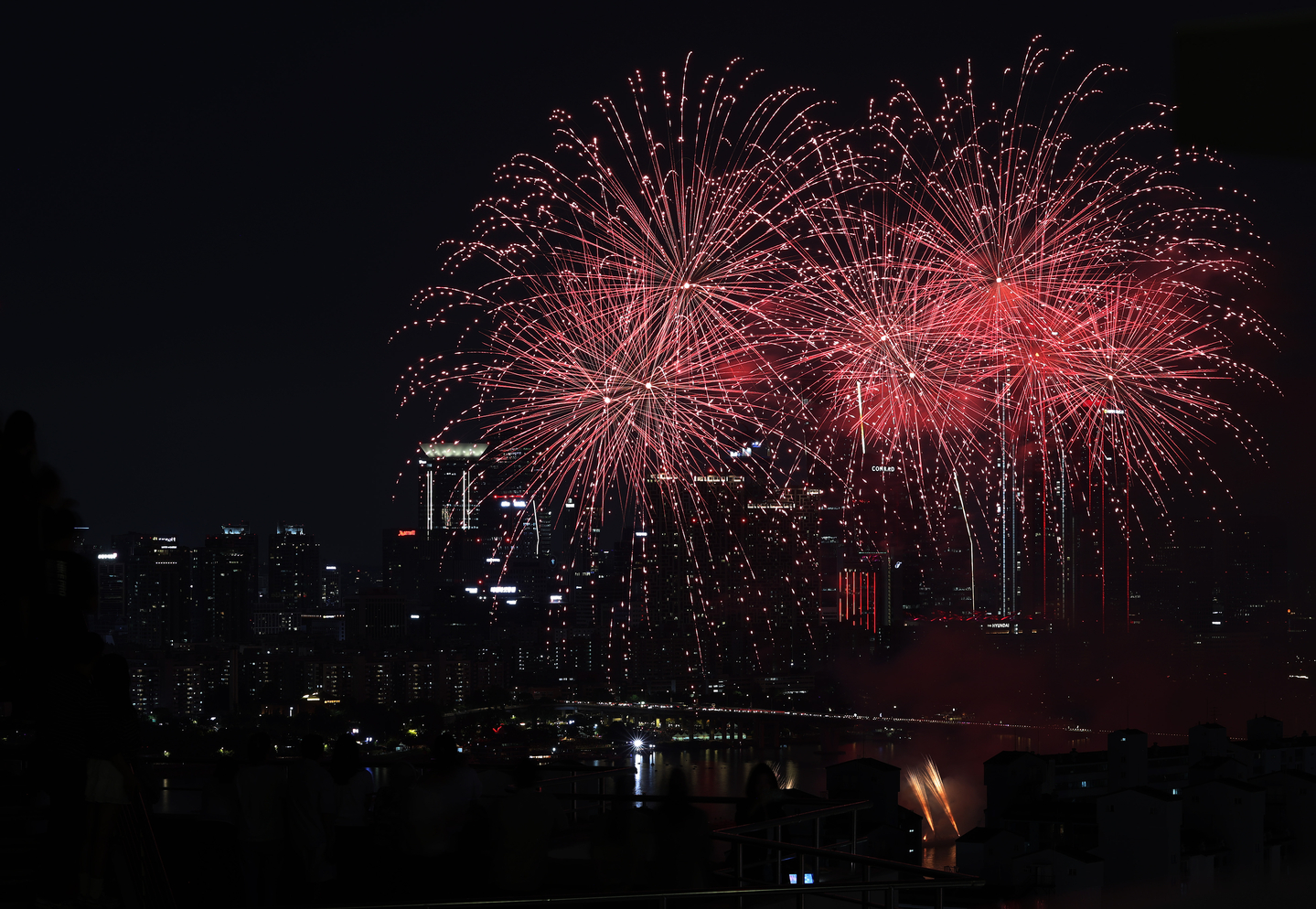 Colorful fireworks fill the Seoul night sky on Sept. 27 during the annual Seoul International Fireworks Festival held in Yeouido, western Seoul. [YONHAP]