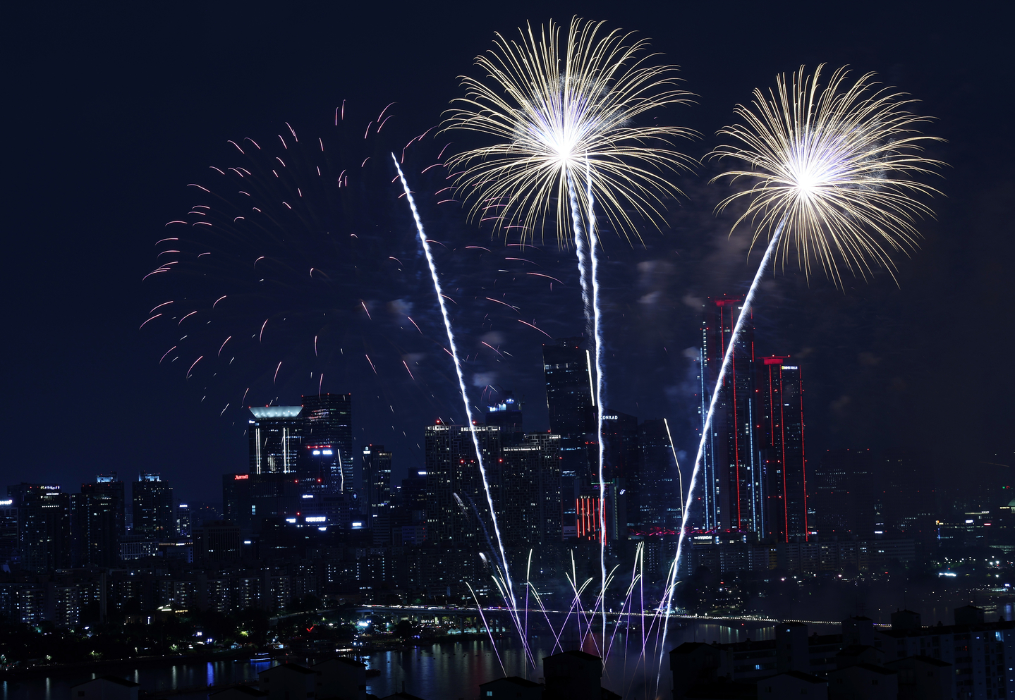 Colorful fireworks fill the Seoul night sky on Sept. 27 during the annual Seoul International Fireworks Festival held in Yeouido, western Seoul. [YONHAP]