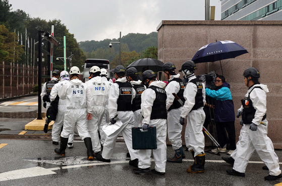Members of a joint inspection team made up of police, firefighters and officials from the National Forensic Service enter the National Computing and Information Agency in Yuseong District, Daejeon, on the morning of Sept. 28. [YONHAP] 