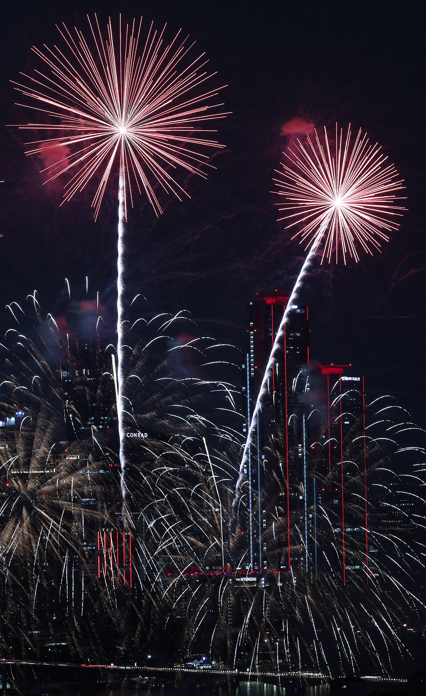 Colorful fireworks fill the Seoul night sky on Sept. 27 during the annual Seoul International Fireworks Festival held in Yeouido, western Seoul. [YONHAP]