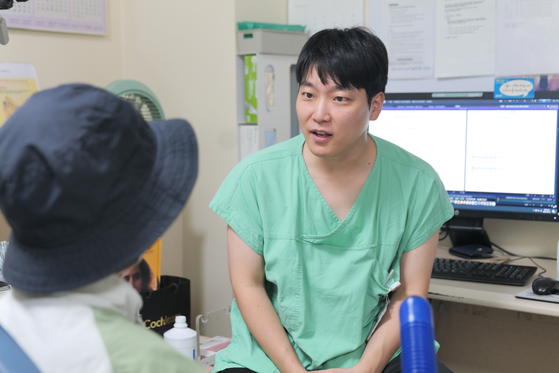Lee Sang-yeon, a professor of pediatric otorhinolaryngology at Seoul National University Hospital (SNUH), speaks to a patient at SNUH in Jongno District, central Seoul on Sept. 19. [JUN MIN-KYU]