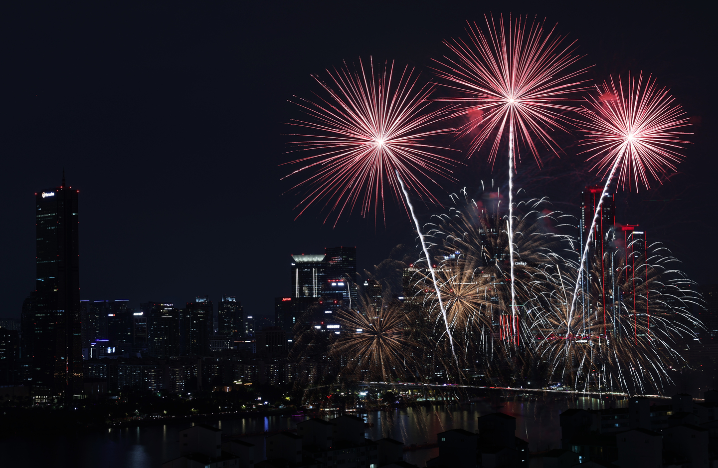 Colorful fireworks fill the Seoul night sky on Sept. 27 during the annual Seoul International Fireworks Festival held in Yeouido, western Seoul. [YONHAP]