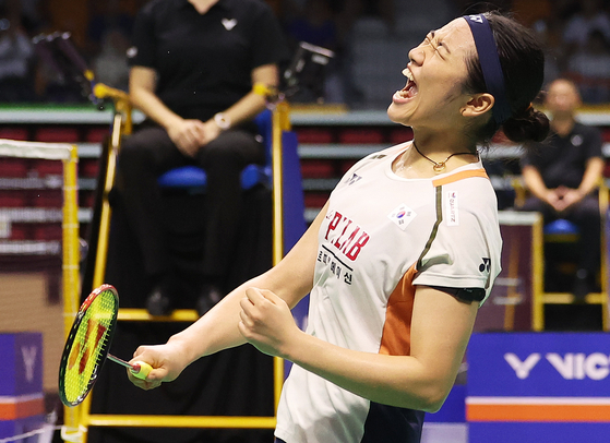An Se-young of South Korea celebrates her win over Tomoka Miyazaki of Japan in the women's singles quarterfinals at the Korea Open badminton tournament at Suwon Gymnasium in Suwon, Gyeonggi on Sept. 26. [YONHAP]