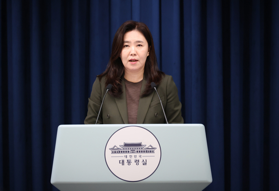Presidential spokesperson Kang Yu-jung holds a press briefing at the presidential office in central Seoul on Sept. 28. [JOINT PRESS CORPS]