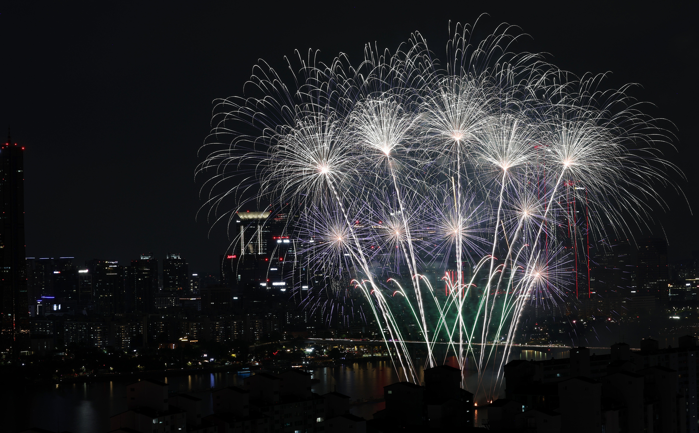 Colorful fireworks fill the Seoul night sky on Sept. 27 during the annual Seoul International Fireworks Festival held in Yeouido, western Seoul. [YONHAP]