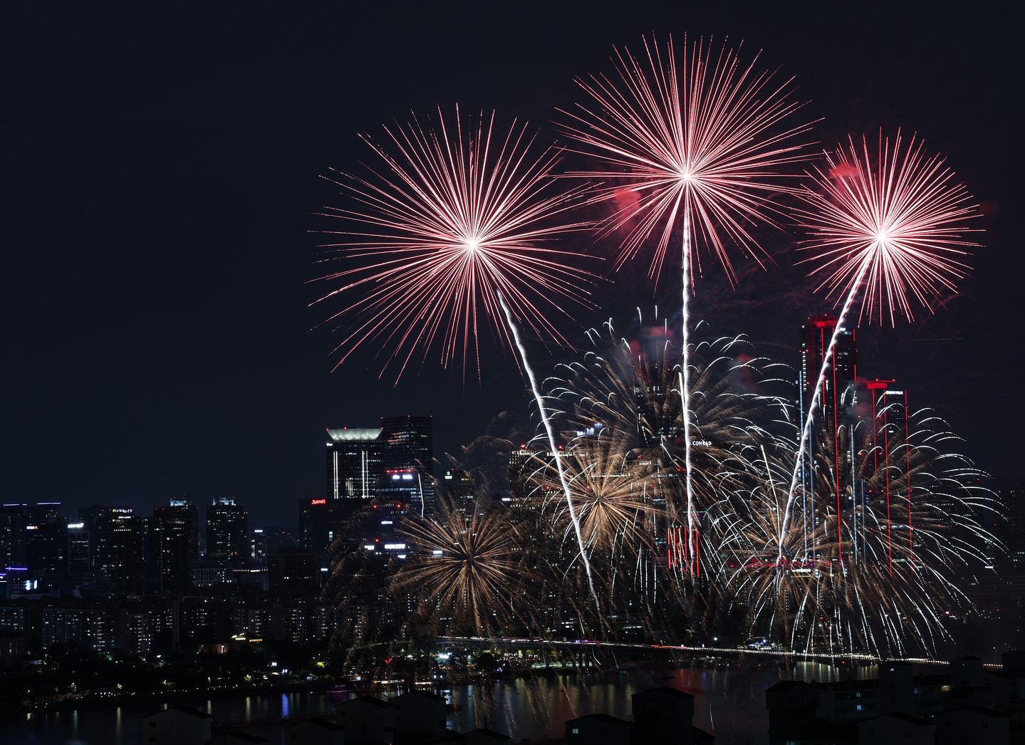 Colorful fireworks fill the Seoul night sky on Sept. 27 during the annual Seoul International Fireworks Festival held in Yeouido, western Seoul. [YONHAP]
