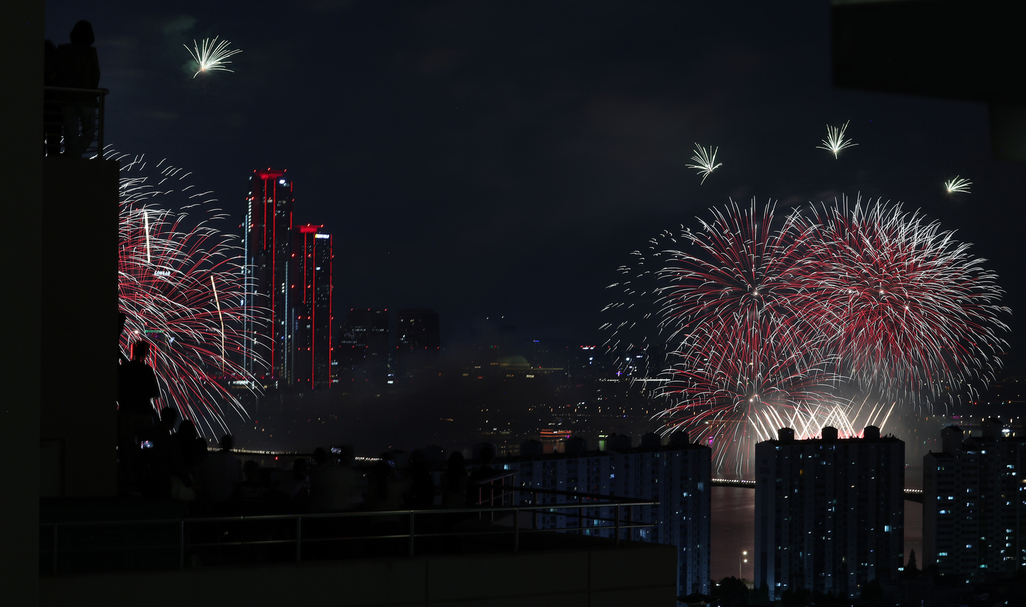 Colorful fireworks fill the Seoul night sky on Sept. 27 during the annual Seoul International Fireworks Festival held in Yeouido, western Seoul. [YONHAP]