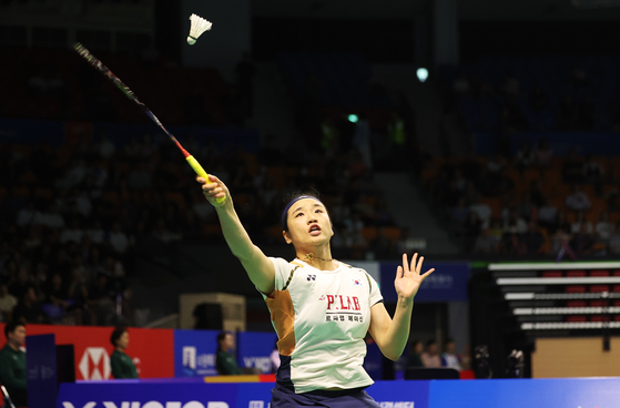 An Se-young of South Korea plays against Tomoka Miyazaki of Japan in the women's singles quarterfinals at the Korea Open badminton tournament at Suwon Gymnasium in Suwon, Gyeonggi Province, on Sept. 26 [YONHAP]