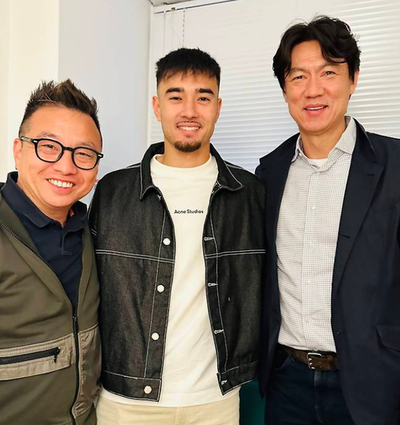 Hong Myung-bo, left, meets with Jens Castrop, center, and Castrop’s Korean manager Markus Han in Seoul in May. [MARKUS HAN]