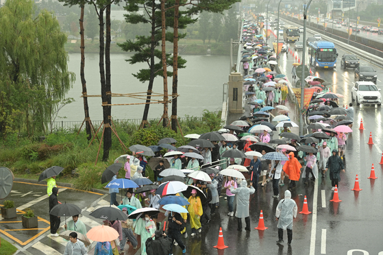 Participants in the “King Jeongjo’s Royal Parade Back to the 1795” festival walk from Gwanghwamun to Nodeul Island in central Seoul on Sept. 28. [SEOUL METROPOLITAN GOVERNMENT]