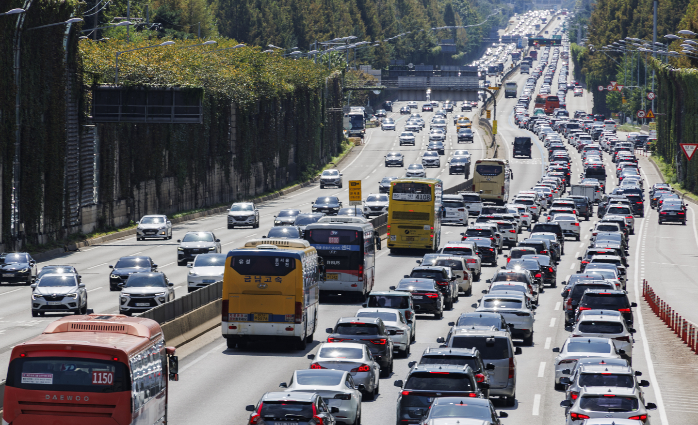 Vehicles clog the Seoul-bound section of the Gyeongbu Expressway near the Jamwon Interchange in Seocho District, southern Seoul, on the morning of Sept. 17, 2024, ahead of the Chuseok holiday. [YONHAP]