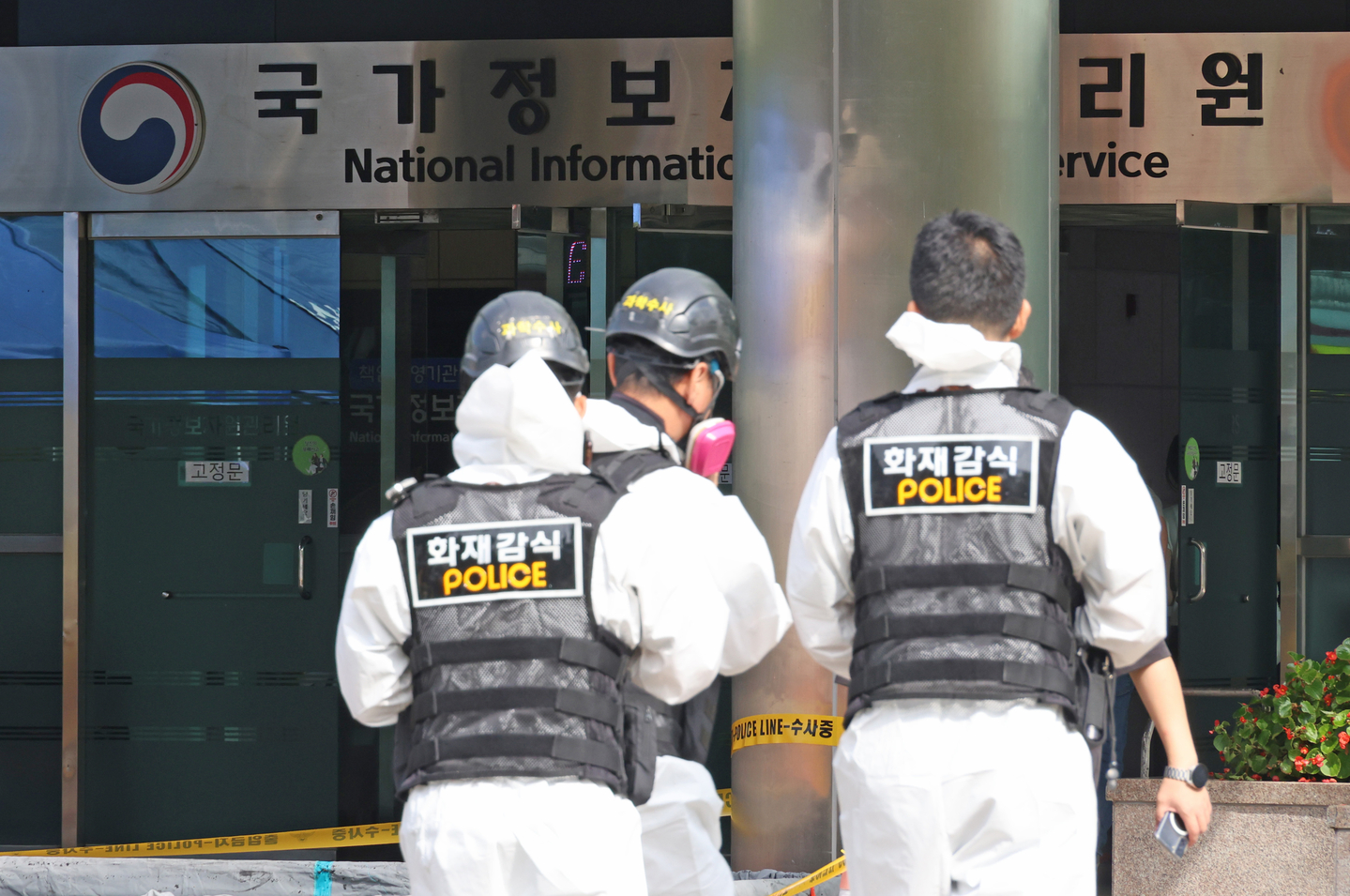 Police and fire authorities conduct a detailed inspection at the site of a fire at the National Information Resources Service in Yuseong District, Daejeon, on Sept. 29. The blaze, which broke out on Sept. 26 due to a lithium-ion battery, caused widespread disruptions to government computer systems. [YONHAP]
