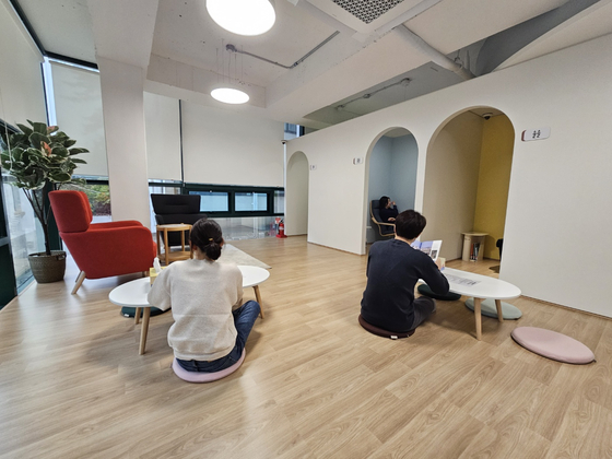 Young people rest at the Seoul Youth Gijigae Center in Jongno District, central Seoul, on Nov. 14, 2024. [JOONGANG ILBO]