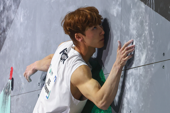 Lee Do-hyun of Korea completes a route during the men's boulder final at the International Federation of Sport Climbing (IFSC) Climbing World Championships at KSPO Dome in Seoul on Sept. 28. [YONHAP]