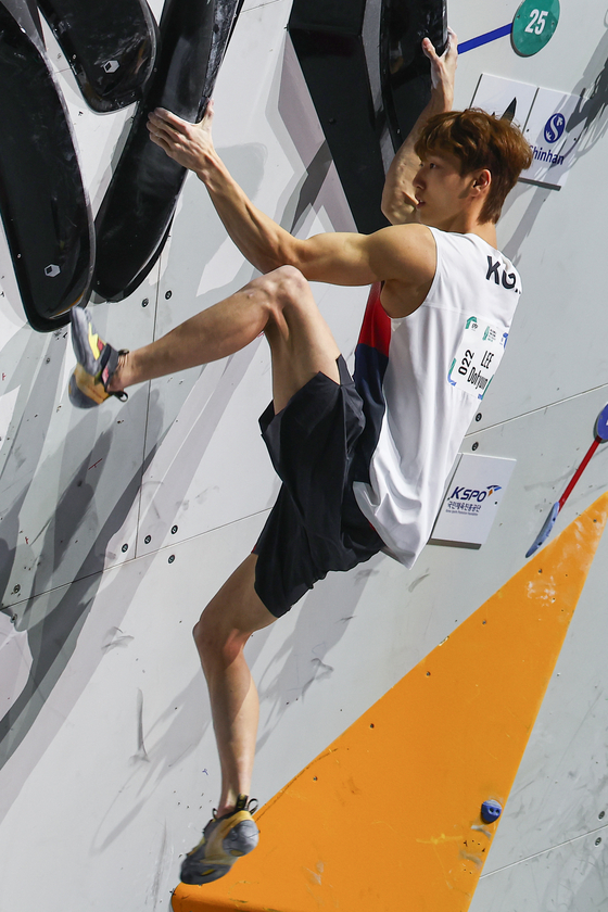 Lee Do-hyun of Korea completes a route during the men's boulder final at the International Federation of Sport Climbing (IFSC) Climbing World Championships at KSPO Dome in Seoul on Sept. 28. [YONHAP]
