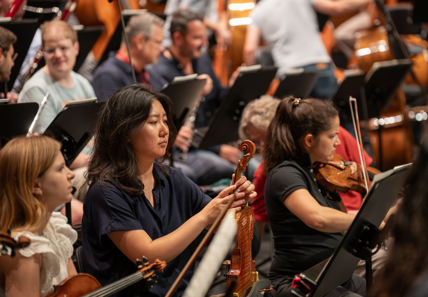 Hannah Cho, second from left, earned tenure at the Vienna Philharmonic's second violin section. The 31-year-old violinist is a U.S. citizen of Korean descent. [HANNAH CHO]
