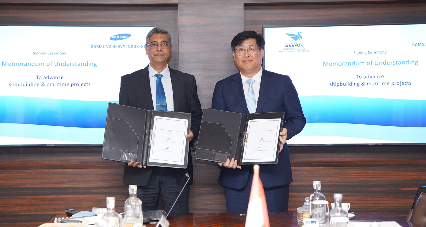 Namgoong Geum-sung, head of production support at Samsung Heavy Industries, right, and Vipin Kumar Saxena, CEO of Swan Defence and Heavy Industries, left, pose for a photo after signing a memorandum of understanding (MOU) on Sept. 29. [SAMSUNG HEAVY INDUSTRIES]