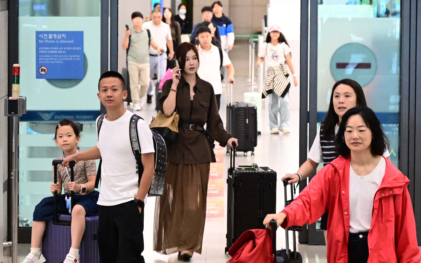 Chinese group tourists, known as youke, arrive at the Incheon International Airport Terminal 1 on Sept. 29. [JOINT PRESS CORPS]