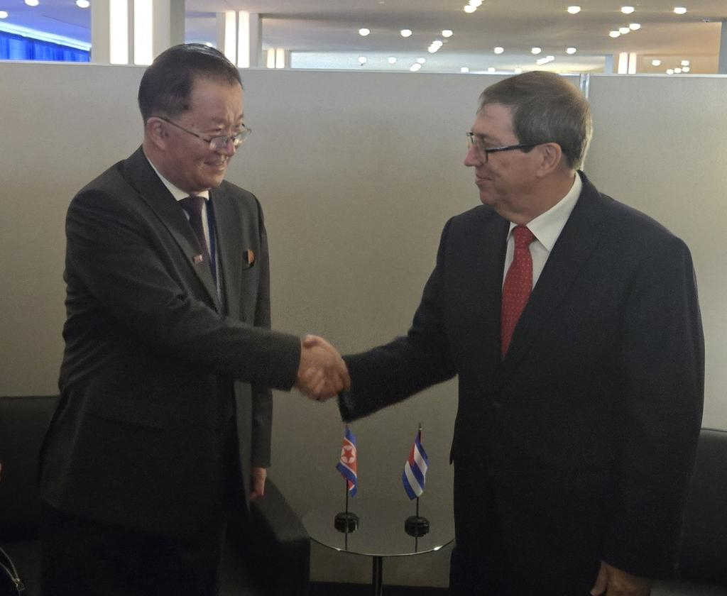 Cuban Foreign Minister Bruno Eduardo Rodriguez Parrilla, right, shakes hands with North Korean Vice Foreign Minister Kim Son-gyong in New York on Sept. 28. [SCREEN CAPTURE]