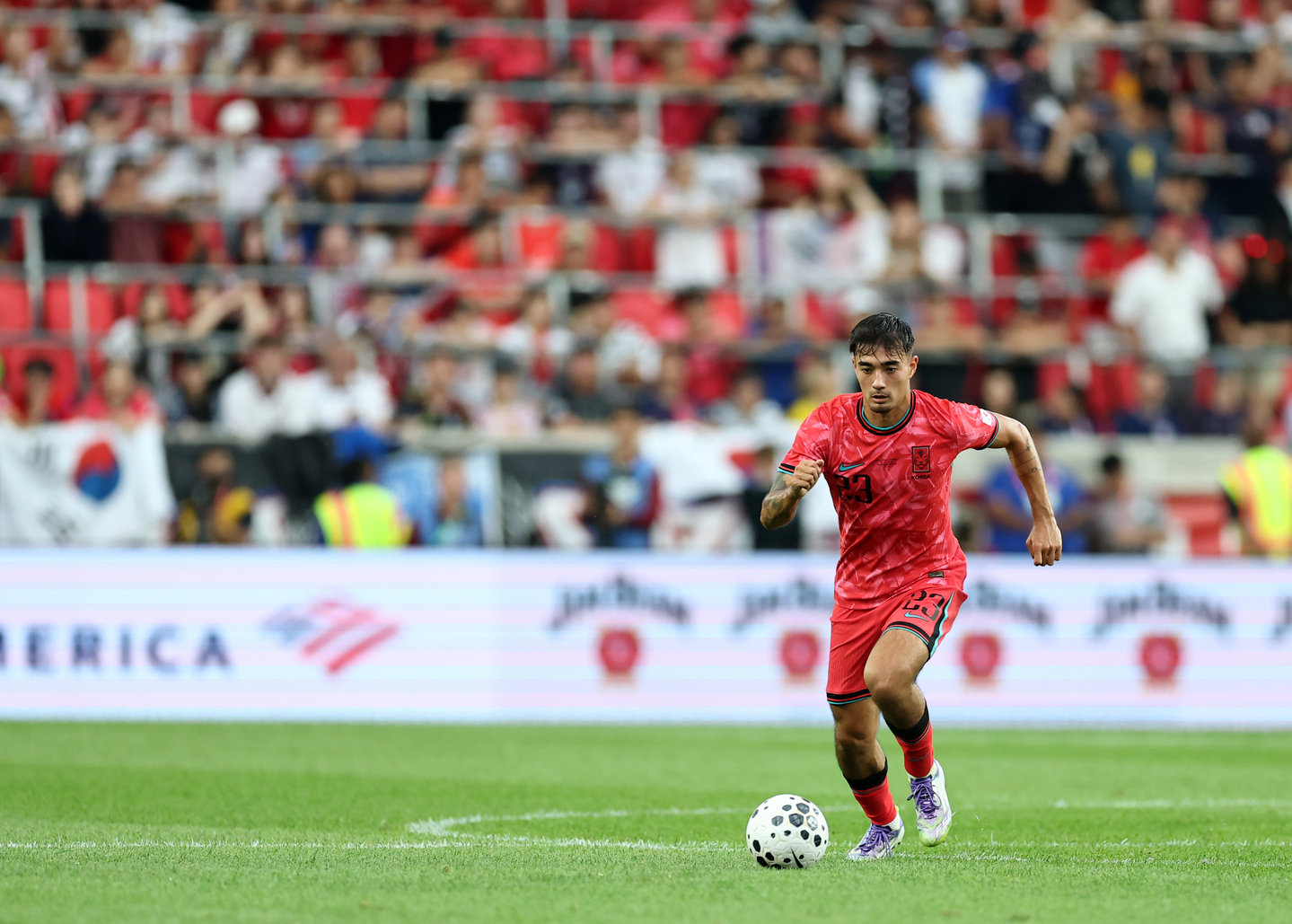 Jens Castrop of Korea dribbles the ball against the United States during the teams' friendly match at Sports Illustrated Stadium in Harrison, New Jersey, on Sept. 6. [YONHAP]