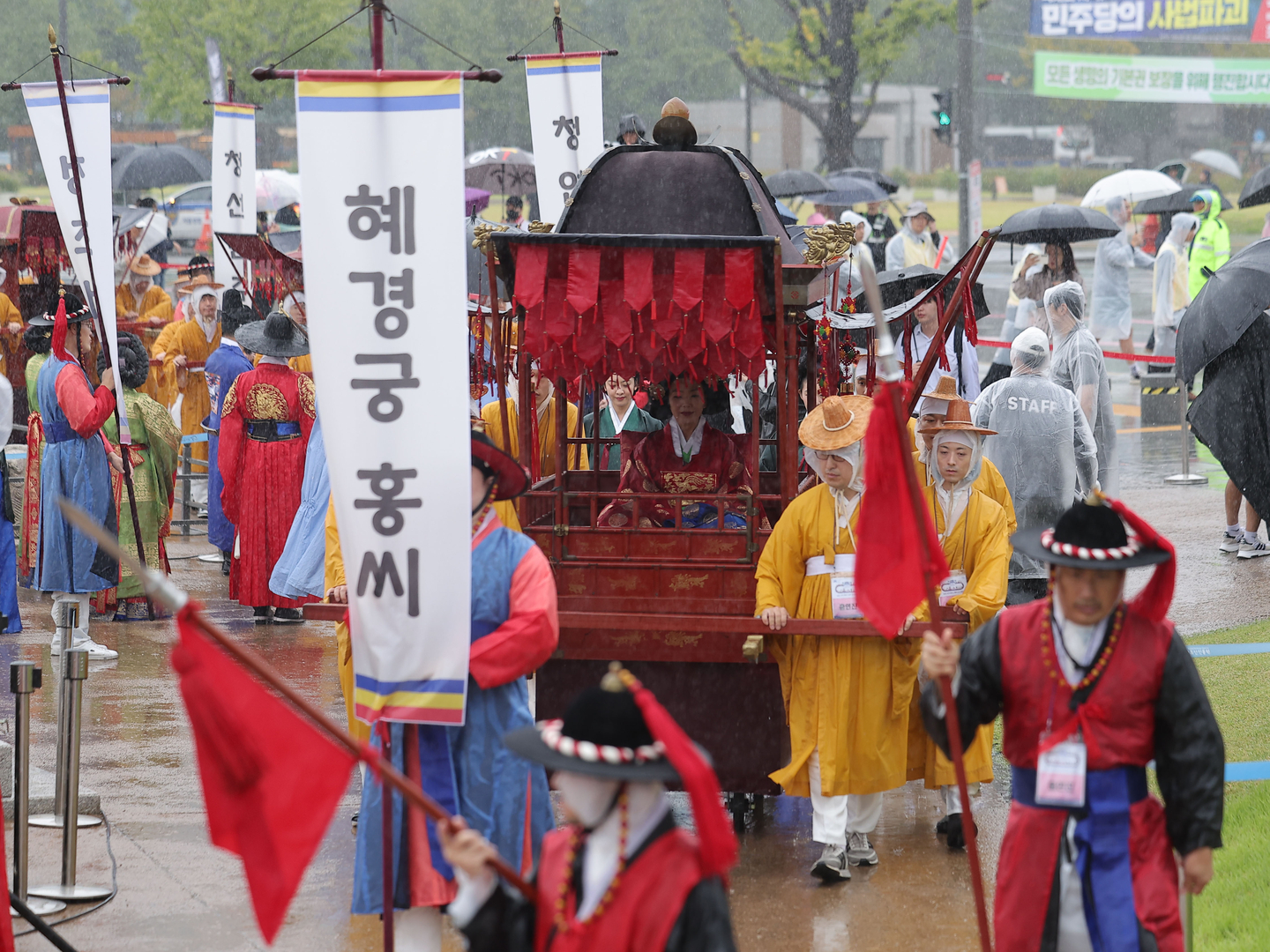 Participants reenact the departure ceremony of King Jeongjo and Lady Hyegyeong during the “King Jeongjo’s Royal Parade Back to the 1795” festival at Gwanghwamun in central Seoul on Sept. 28.[YONHAP]