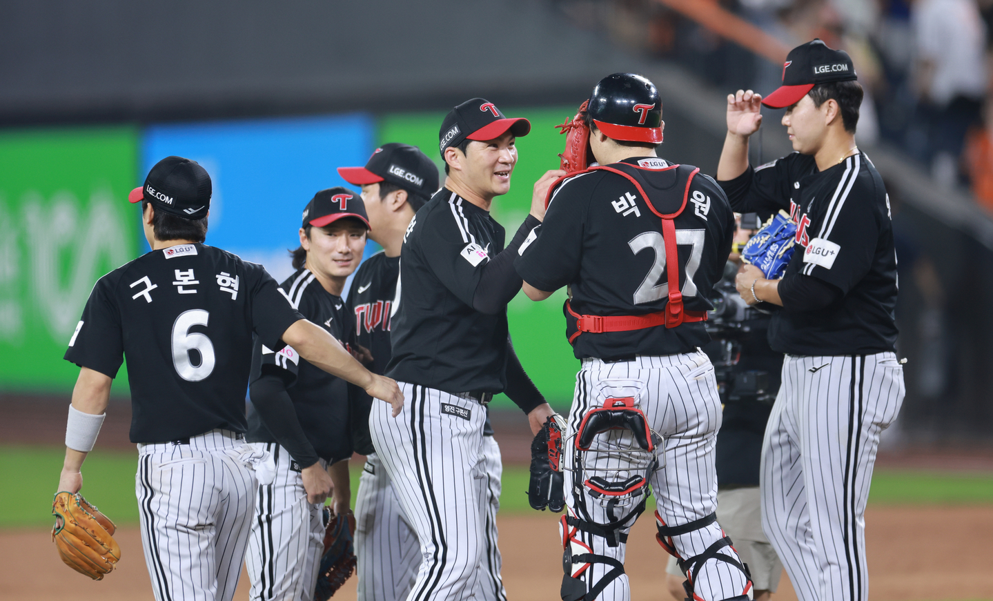 LG Twins players celebrate their 9-2 win over the Hanwha Eagles in the clubs' KBO regular-season game at Daejeon Hanwha Life Ballpark in Daejeon on Sept. 27. [YONHAP]