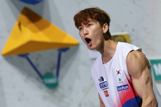 Lee Do-hyun of Korea celebrates after completing a route during the men's boulder final at the International Federation of Sport Climbing (IFSC) Climbing World Championships at KSPO Dome in Seoul on Sept. 28. [YONHAP]
