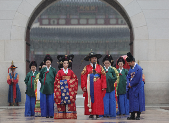 Participants reenact the departure ceremony of King Jeongjo and Lady Hyegyeong during the “King Jeongjo’s Royal Parade Back to the 1795” festival at Gwanghwamun in central Seoul on Sept. 28. [YONHAP]
