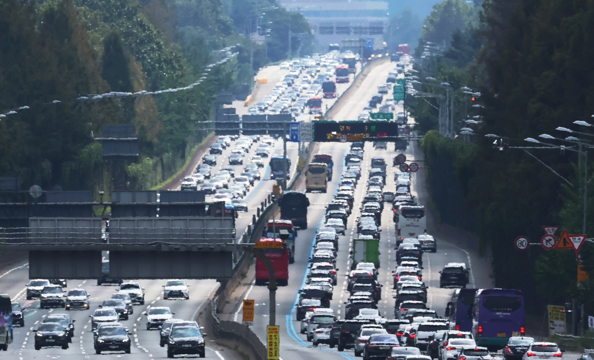 Cars crowd the Gyeongbu Expressway at Jamwon IC in Seocho District, southern Seoul, in September 2024. [YONHAP]