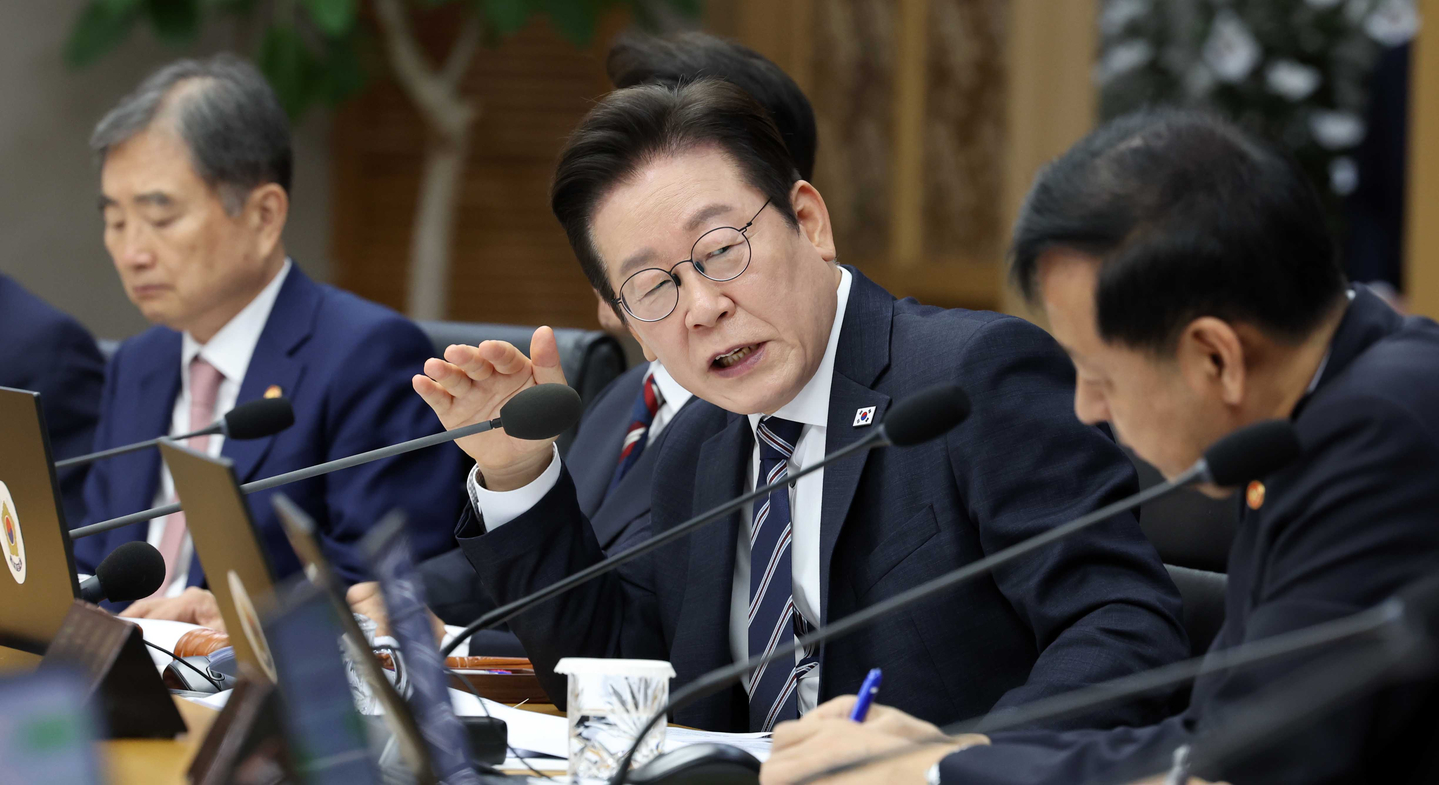 President Lee Jae Myung, center, speaks with Minister of Economy and Finance Koo Yun-cheol, right, during a Cabinet meeting at the government complex in Sejong on Sept. 16. [JOINT PRESS CORPS]