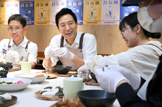 Seoul Mayor Oh Se-hoon takes part in a songpyeon (Korean traditional moon-shaped rice cake) with young people at the Seoul Youth Gijigae Center in Jongno District, central Seoul, after the center opened on Sept. 12, 2024. [SEOUL METROPOLITAN GOVERNMENT]