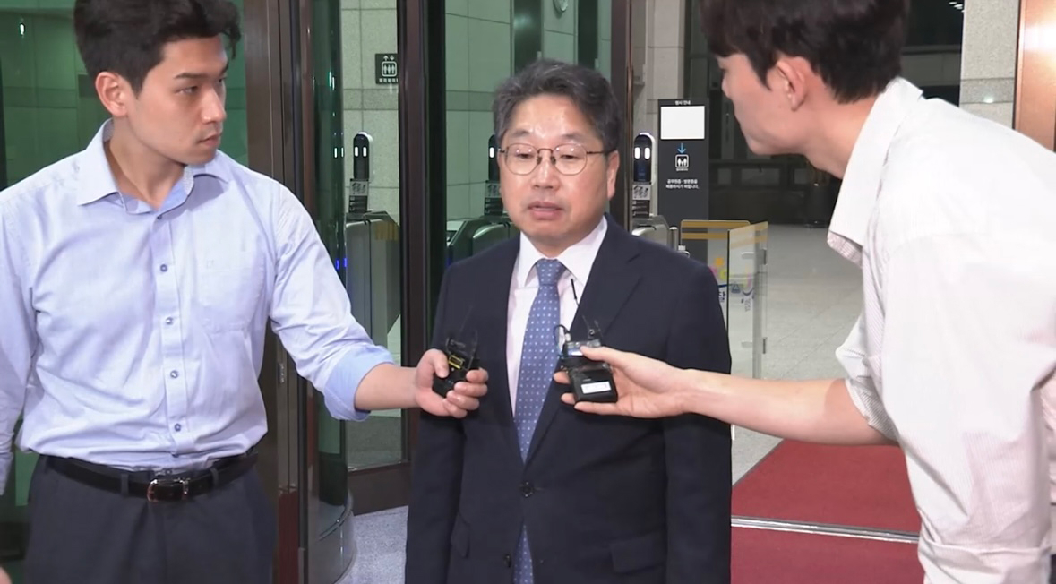 Acting Prosecutor General Noh Man-seok speaks to reporters on the government reorganization bill that includes a provision to abolish the Proseuction Service in front of the Supreme Prosecutors' Office in Seocho District, southern Seoul on Sept. 26. [YONHAP]