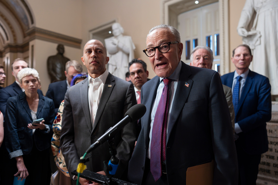 House Democratic Leader Hakeem Jeffries, left, and Senate Democratic Leader Chuck Schumer, both of New York, tell reporters that they are united as the Sept. 30 funding deadline approaches, at the Capitol in Washington on Sept. 11. [AP/YONHAP]