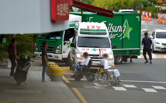An ambulance is seen in front of an emergency room at a general hospital in Seoul on Oct. 1, 2024. [KIM SUNG-TAE]