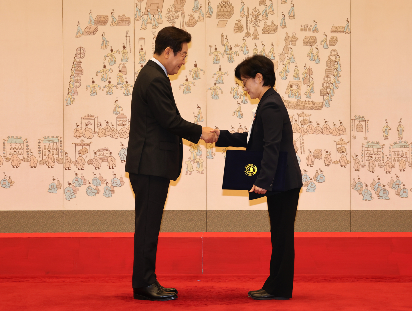 President Lee Jae Myung, left, and Minister of Gender Equality and Family Won Min-kyong shake hands during an appointment ceremony at the presidential office in Yongsan, central Seoul on Sept. 15. [JOINT PRESS CORPS] 