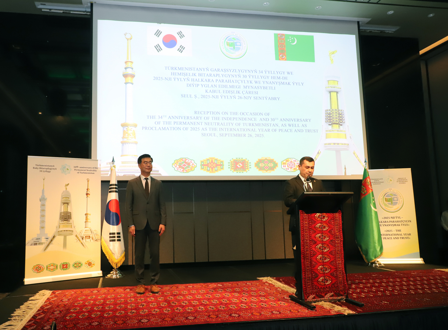 Turkmen Ambassador to Korea Begench Durdyyev, right, speaks during a reception to celebrate Turkmenistan's 34th anniversary of independence at Grand Hyatt Seoul in central Seoul on Sept. 26. [TURKMENISTAN EMBASSY IN SEOUL]