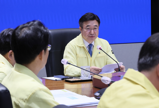 Interior Minister Yun Ho-jung makes an announcement during a meeting of the headquarters held at the government complex in Jongno District, central Seoul, on Sept. 30. [YONHAP]